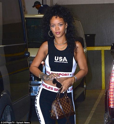 Rihanna Shows Off New Septum Piercing As She Steps Out In Nyc Daily Mail Online