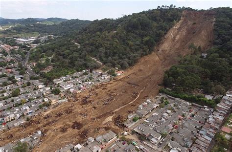 El epicentro del sismo se localizó a 70 kilómetros de profundidad. El Salvador recuerda los terremotos de 2001 en los que murieron más de 1.000 personas