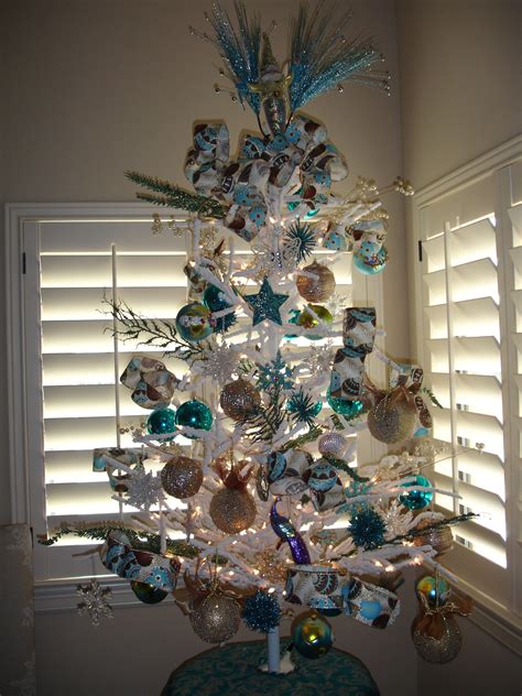 It might be a good idea to opt for something small if you're planning on following a specific theme in your design. Beach Themed Tree | Christmas tree ornaments, Christmas ...