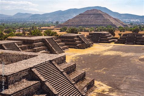 Teotihuacan Pyramids Near Mexico City Mexico Foto De Stock Adobe Stock