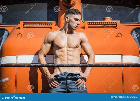 Homme Sexy De Torse Nu Posant Contre Du Train Photo Stock Image Du