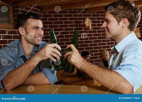 Deux Hommes Buvant De La Bière Dans Le Bar Image Stock Image Du Boire