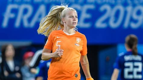 Netherlands Defender Kika Van Es Signs For Everton Ladies From Ajax