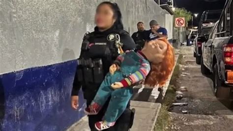 Insólito Pero Real La Policía De México Arrestó Y Esposó Al Muñeco