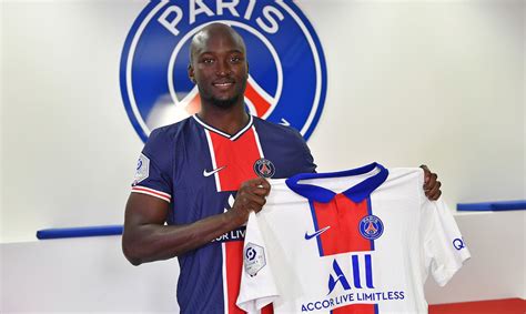Danilo recusou uma proposta de. Mercato: Danilo Pereira prêté au PSG avec option d'achat