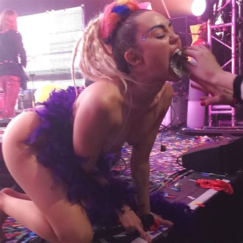 Miley Cyrus Naked On Stage D 14 Pics Xhamster
