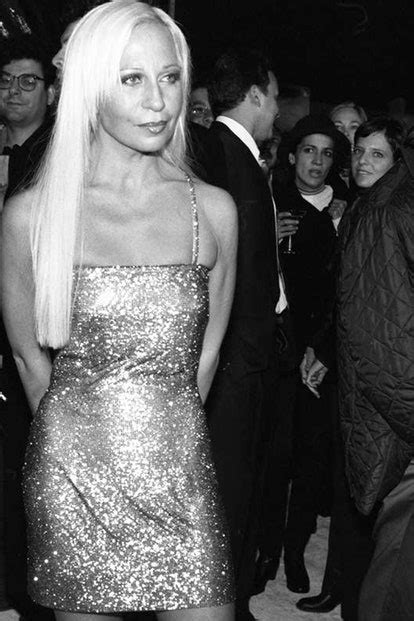 Donatella Versace gli outfit più glam degli anni 90 Vogue Italia