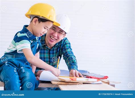 Padre Enseñando A Su Hijo Para El Trabajo De Mejora Del Hogar Diy Para