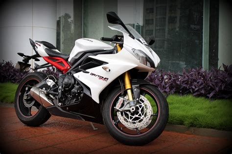 Checkout triumph daytona 675 price, specifications, features, colors, mileage, images, expert review, videos and user reviews by bike owners. Triumph Daytona 675R: Ride Report | Shifting-Gears