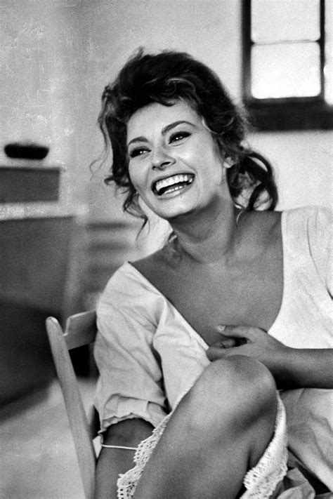 Sophia Lorens Iconic Style In Photos Sofia Loren Sophia Loren
