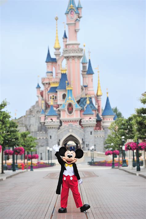 Mickey Disneyland Paris In 2021 Disneyland Paris Disney Rides