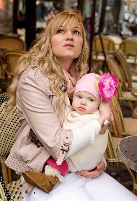 Madre Joven Hermosa Con Su Hija Del Bebé Imagen De Archivo Imagen De