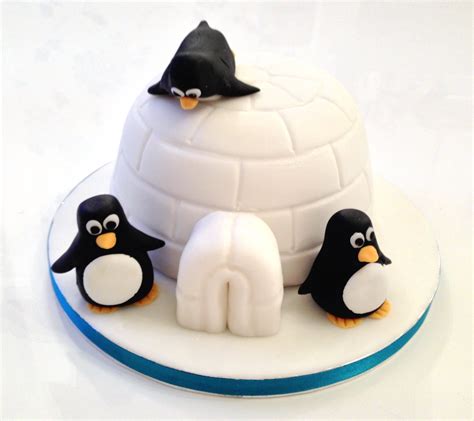 Avoid adding extra buttercream underneath the fondant decoration because the icing may make the decoration bulge. Penguin Cake | The Fondant Fancy