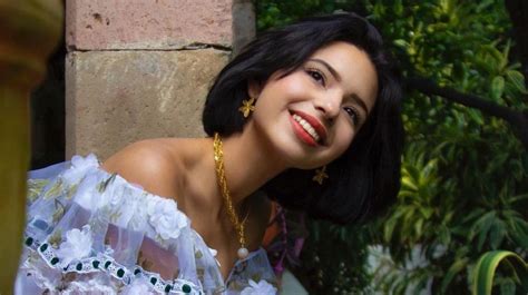Ángela Aguilar recuerda a Flor Silvestre con su nuevo videoclip