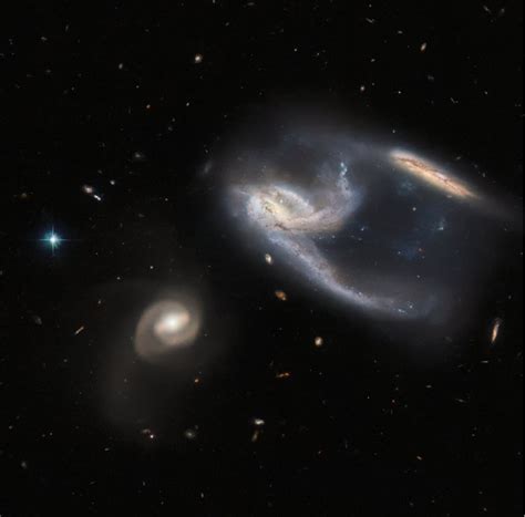 Um Belo Trio De Gal Xias Fotografado Pelo Hubble