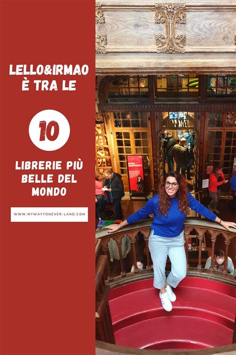 Carlotta In Piedi Sorridente Sulle Scale Rosse Della Libreria Lello