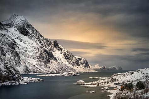 Fonds Decran Îles Lofoten Norvège Montagnes Lac Maervoll Village Neige