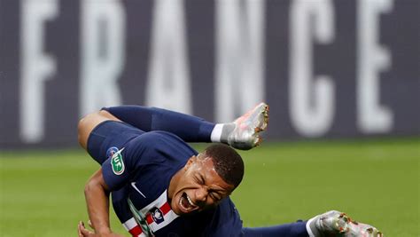 mbappé leaves on crutches in the final of the french cup and causes concern at psg world today