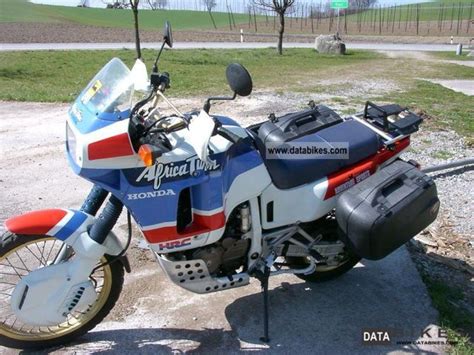 Trotz eines gewichts von vollgetankt 220 kg ließ sich die reiseenduro sowohl auf der straße als auch. 1988 Honda XRV 650 Africa Twin - Moto.ZombDrive.COM