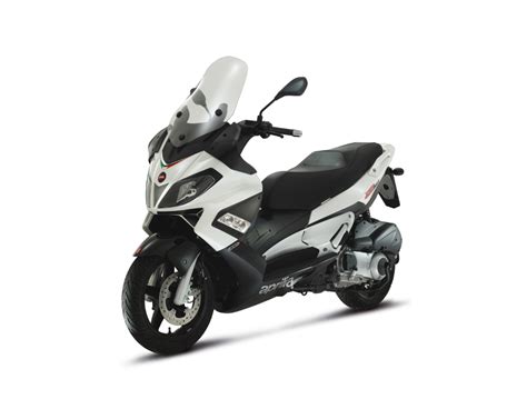 Parece mentira hoy día, pero uno de los segmentos que hizo de aprilia una marca grande fue precisamente los scooters deportivos. New Aprilia SR Max 125/300 for Grand Touring | scootcats