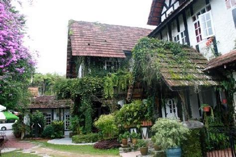 Maybe you would like to learn more about one of these? 酒店的侧外，小花园处 - Picture of Planters Country Hotel ...