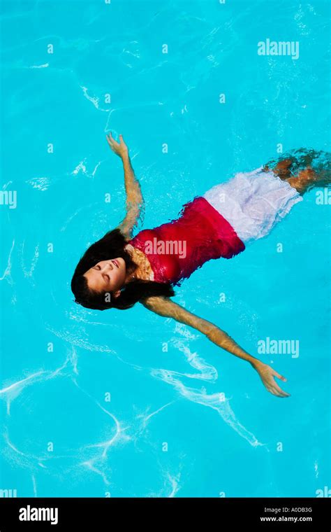 Teengirl Schwimmt Auf Dem Rücken In Einem Schwimmbad Mit Kleidung Auf