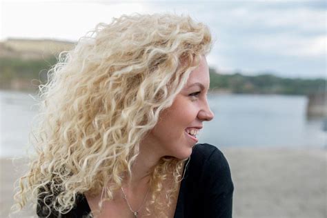 26 Long Blonde Curly Hairstyles For Women Photo Ideas Cabelos Crespos Loira Penteados