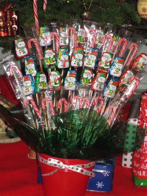 Whether you are intending to decorate for a new year party or halloween, these christmas candy are vivacious enough to blend in more thrills to the party. Christmas candy bouquet | Homemade christmas gifts ...