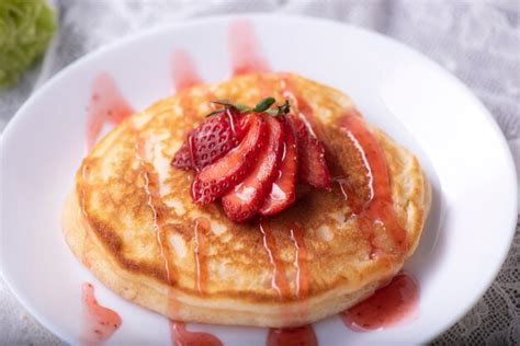 Premium Photo Homemade Pancakes With Berries And Honey On A Pink