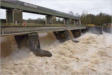 Hochwasser sind eine bekannte naturgefahr. Hochwasser am Rhein am 5.1.2018, die geöffneten Wehre des ...