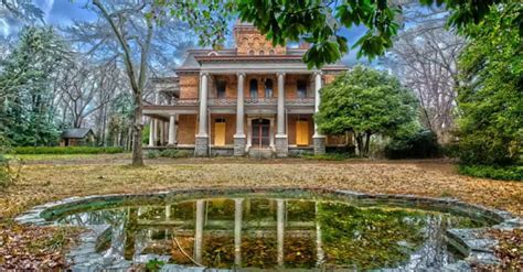 13 Staggering Photos Of Abandoned Mansions In South Carolina
