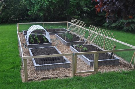 This diy is made from 2×4's and chicken wire, for a super functional garden fence idea that keeps animals and pests away. Easy backyard garden with raised beds build from reclaimed ...
