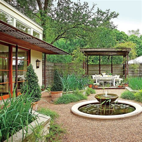 Transform Your Front Yard With These Courtyard Ideas