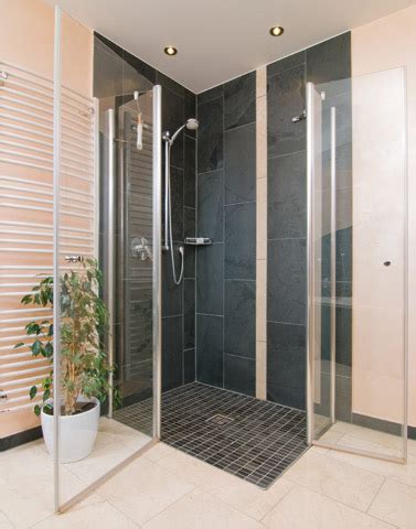 Wenn wir an schiefer fliesen denken, fallen uns zuerst schwarze fliesen ein, die gerne im bad oder in der küche verlegt werden. Badgestaltung - backes - schiefer + naturstein