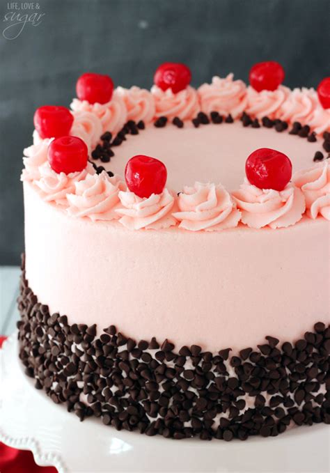 Gợi ý Cherry Decoration On Chocolate Cake để Tạo Ra Món Bánh Ngọt Ngào