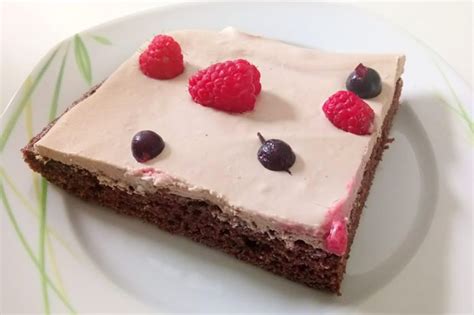 Blechkuchen mit Creme und Früchten