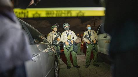 Los Angeles Sheriffs Deputies Fatally Shoot A Black Man They Say Had A Gun The New York Times