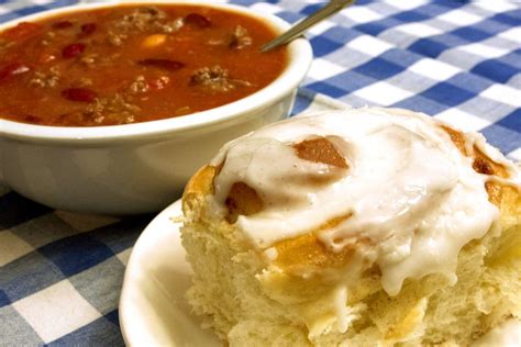 The Midwest Is Obsessed With Eating Chili And Cinnamon Rolls Together