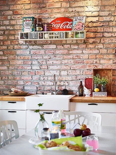 Encuentra las decoraciones para paredes más estilosas para el hogar. Cocina con pared de ladrillo visto