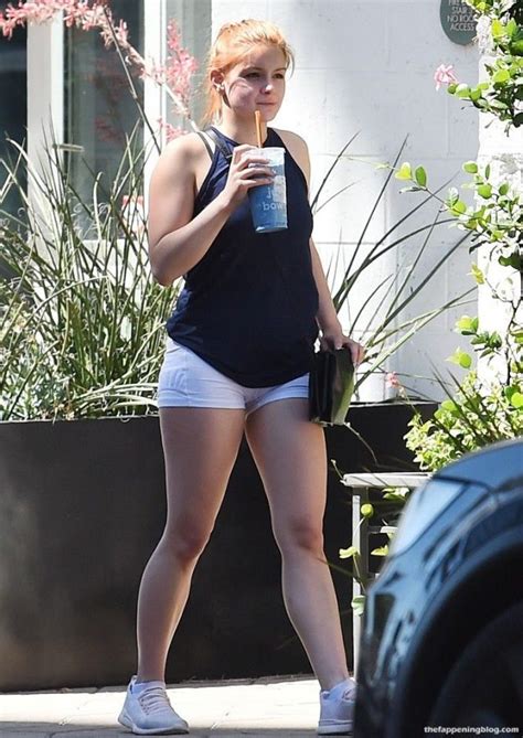 Ariel Winter Grabs A Smoothie In A Pair Of Tiny White Yoga Shorts 30 Photos Thefappening