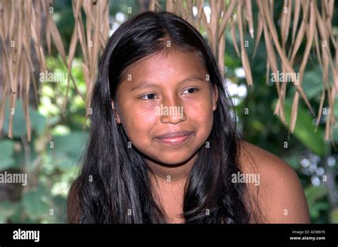 Embera Indian Girl Fotos Und Bildmaterial In Hoher Auflösung Alamy