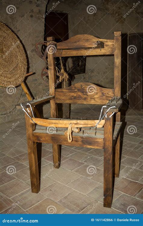Chaire De Torture Dans Le Château Médiéval Ditalie Photo Stock Image