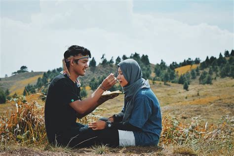 Kata generasi sering dipakai untuk menujuk pada orang yang kebanyakan mengkonsumsi. 11 Foto yang Buktikan Kalau Cowok Pendaki Emang Romantis Abis!