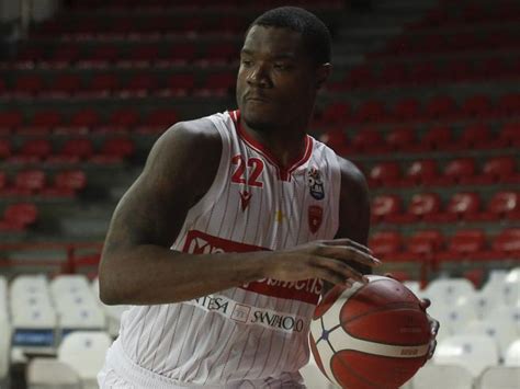 Un tendine è un lembo di tessuto fibroso e il tendine di achille è il tendine della gamba che unisce i due muscoli del polpaccio (ovvero gastrocnemio e soleo) al calcagno ovvero l'osso posteriore del piede. Jalen Jones, infortunio choc a Varese: tendine d'Achille ...