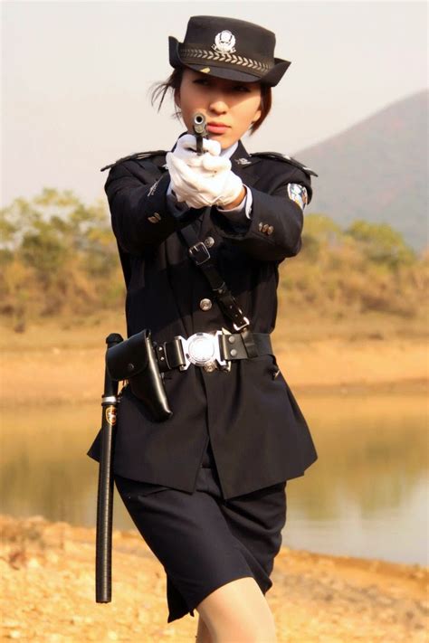 Que Elegancia Tiene Esta Policía Asiática