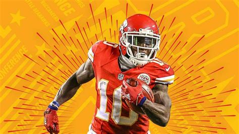 Pro Bowl Tyreek Hill Is Holding Football With One Hand