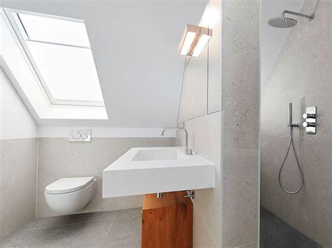 Ein aufgeräumtes badezimmer wirkt größer und einladender. Badezimmer mit Dachschrägen: komfortabel und schick ...