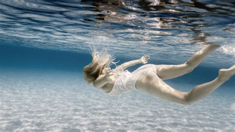 Wallpaper Women Water Swimming Underwater 2048x1152