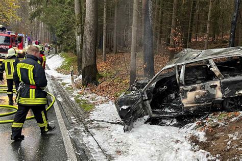 Mann Rast In Dürrröhrsdorf Dittersbach Gegen Baum Auto Geht In Flammen Auf