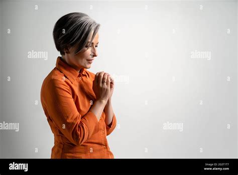 Reife Dame Beten Fotos Und Bildmaterial In Hoher Auflösung Alamy